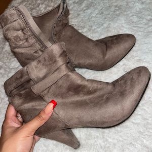Greyish wedge boots